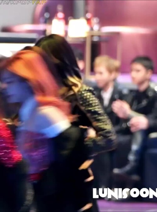 [156][TWICE Sana taking off her jacket][5g8vyd][161203][GaseousCookedIndigobunting]