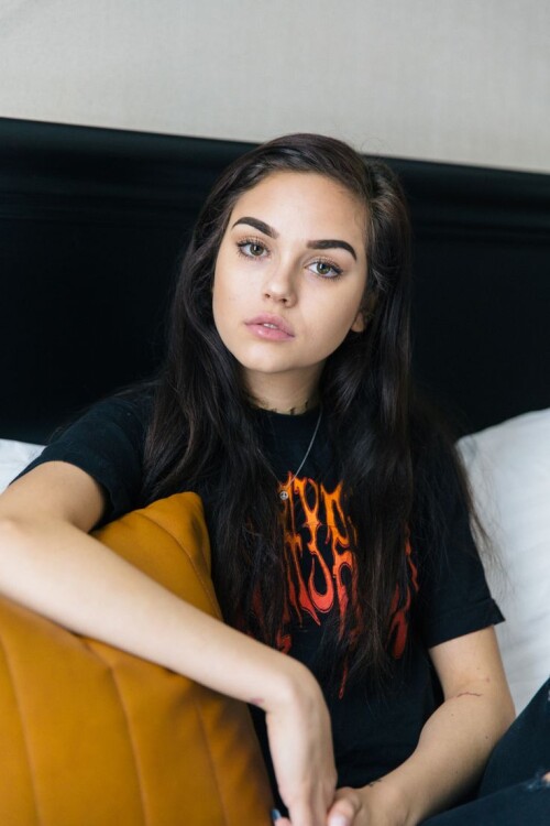 8ca30e6fbc84983ebac25c99cdcdc5a7 maggie lindemann makeup black jeans