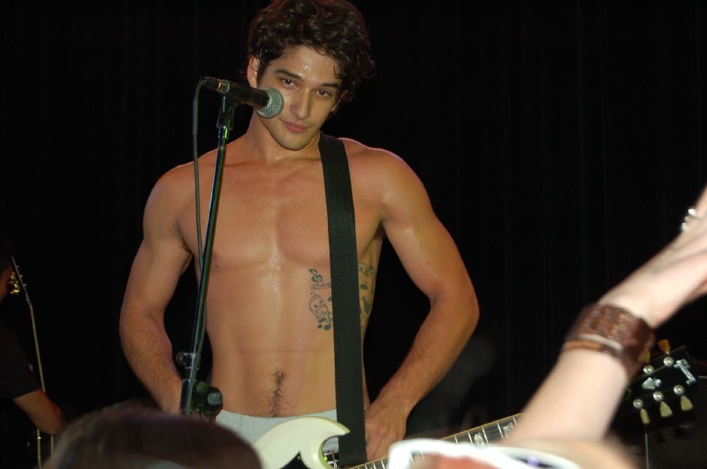 tyler posey shirtless 11222011 14 1024x679