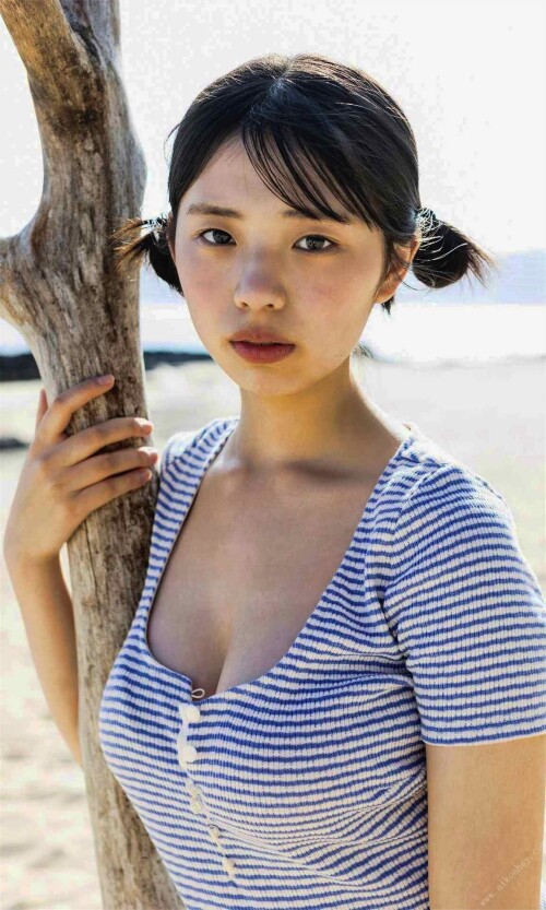 Hina Kikuchi 1620 1