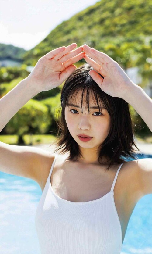 Hina Kikuchi 1712 1